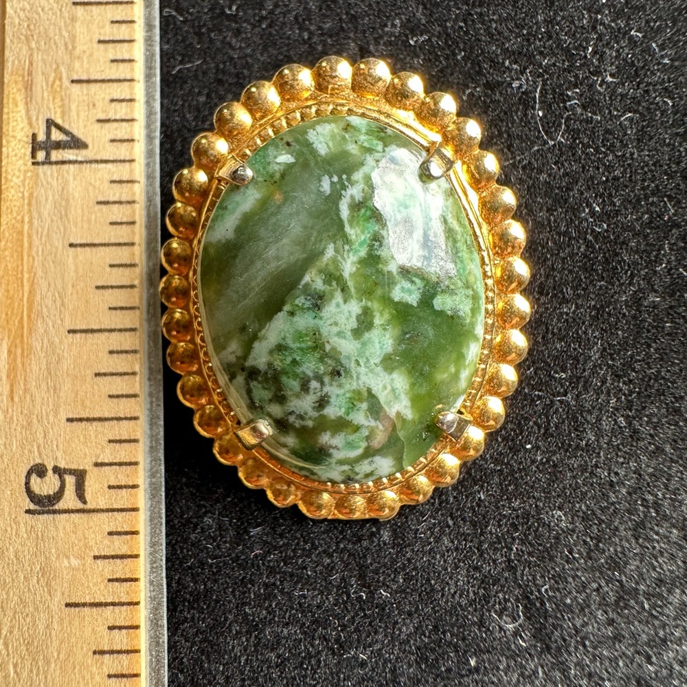 Green stone pin/brooch in gold tone setting